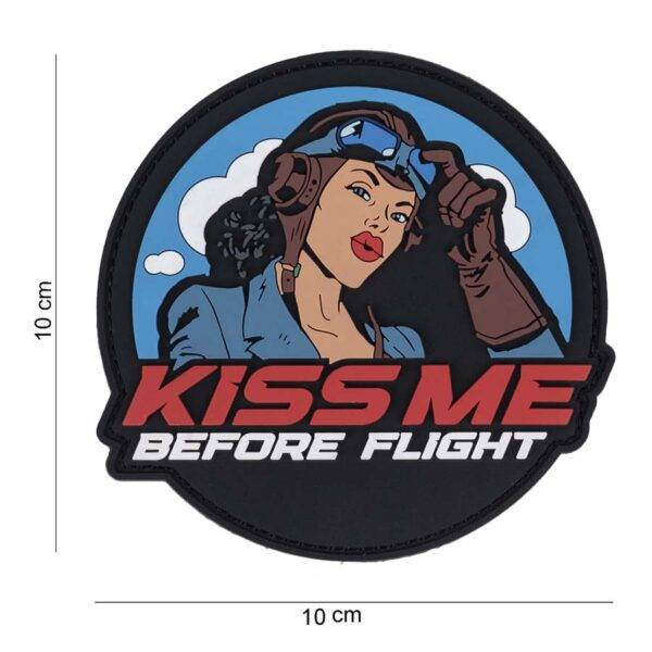 444190 7476 Embleem 3D PVC Kiss me before flight rond 11171 Voeg een romantisch accent toe met het Embleem 3D PVC "Kiss me before flight" rond #11171. Dit PVC-embleem, voorzien van klittenband aan de achterzijde, brengt een liefdevolle touch aan je outfit. Bestel nu voor een romantische toevoeging aan je collectie.
