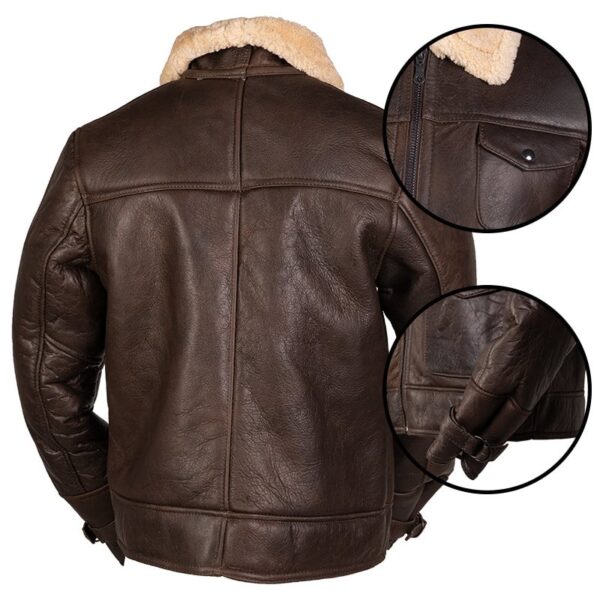 US NAVY A4 SHEEPSKIN LEATHER JACKET1 Ervaar ultiem comfort met onze US NAVY A4 schapenleren jas. Vervaardigd uit zacht roan, voorzien van een sterke voorrits en 4 handige opgestikte zakken met flap en drukknoop. De manchetten zijn verstelbaar met een leren bout voor een perfecte pasvorm. <strong>Let op, valt klein.</strong> <strong>Bij twijfel bestel een maat groter.</strong>
