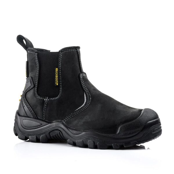 0044792 0 Large Deze stevige enkellaars combineert maximale veiligheid met uitstekend comfort, ideaal voor zwaar werk en risicovolle omgevingen. Uitgevoerd in een stoere bruine kleur, voldoet deze laars aan de hoogste Europese veiligheidsnormen (EN ISO 20345:2011 S3 HRO SRC), wat zorgt voor bescherming en duurzaamheid, zelfs onder extreme omstandigheden. <strong>Belangrijkste Kenmerken:</strong> <ul> <li><strong>Stalen Neus en Kruipneus:</strong> Voorzien van een stalen neus en extra kruipneusbescherming voor optimale beveiliging van de tenen tegen zware impact.</li> <li><strong>Stalen Tussenzool:</strong> Beschermt de voeten tegen scherpe objecten die de zool kunnen doorboren, essentieel voor veiligheid op bouwplaatsen en industriële locaties.</li> <li><strong>Olie- en Hittebestendige Zool:</strong> De zool is antislip en bestand tegen temperaturen tot 300°C, waardoor deze laars ideaal is voor gebruik in hete en olieachtige omgevingen.</li> <li><strong>Waterdicht Ontwerp:</strong> Beschermt de voeten tegen vocht, zodat de drager comfortabel en droog blijft, zelfs in natte omstandigheden.</li> <li><strong>Cambrelle© Voering:</strong> Voorzien van een Cambrelle© voering, die vocht afvoert en zorgt voor een ademend, comfortabel voetklimaat.</li> <li><strong>Buckshot® Inlegzool:</strong> De Buckshot® inlegzool biedt extra comfort en schokabsorptie, wat de laars zeer geschikt maakt voor langdurig gebruik.</li> <li><strong>PU Tussenzool:</strong> De PU tussenzool zorgt voor extra demping, wat helpt om vermoeidheid in de voeten te verminderen tijdens lange werkdagen.</li> </ul>