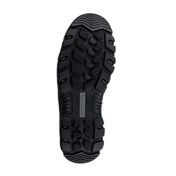 BuckBootz Instapper BSH006 Hoog S3 KN Deze stevige enkellaars combineert maximale veiligheid met uitstekend comfort, ideaal voor zwaar werk en risicovolle omgevingen. Uitgevoerd in een stoere bruine kleur, voldoet deze laars aan de hoogste Europese veiligheidsnormen (EN ISO 20345:2011 S3 HRO SRC), wat zorgt voor bescherming en duurzaamheid, zelfs onder extreme omstandigheden. <strong>Belangrijkste Kenmerken:</strong> <ul> <li><strong>Stalen Neus en Kruipneus:</strong> Voorzien van een stalen neus en extra kruipneusbescherming voor optimale beveiliging van de tenen tegen zware impact.</li> <li><strong>Stalen Tussenzool:</strong> Beschermt de voeten tegen scherpe objecten die de zool kunnen doorboren, essentieel voor veiligheid op bouwplaatsen en industriële locaties.</li> <li><strong>Olie- en Hittebestendige Zool:</strong> De zool is antislip en bestand tegen temperaturen tot 300°C, waardoor deze laars ideaal is voor gebruik in hete en olieachtige omgevingen.</li> <li><strong>Waterdicht Ontwerp:</strong> Beschermt de voeten tegen vocht, zodat de drager comfortabel en droog blijft, zelfs in natte omstandigheden.</li> <li><strong>Cambrelle© Voering:</strong> Voorzien van een Cambrelle© voering, die vocht afvoert en zorgt voor een ademend, comfortabel voetklimaat.</li> <li><strong>Buckshot® Inlegzool:</strong> De Buckshot® inlegzool biedt extra comfort en schokabsorptie, wat de laars zeer geschikt maakt voor langdurig gebruik.</li> <li><strong>PU Tussenzool:</strong> De PU tussenzool zorgt voor extra demping, wat helpt om vermoeidheid in de voeten te verminderen tijdens lange werkdagen.</li> </ul>