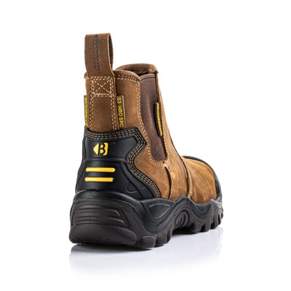 BuckBootz Instapper BSH006 Hoog S3 KN4 Deze stevige enkellaars combineert maximale veiligheid met uitstekend comfort, ideaal voor zwaar werk en risicovolle omgevingen. Uitgevoerd in een stoere bruine kleur, voldoet deze laars aan de hoogste Europese veiligheidsnormen (EN ISO 20345:2011 S3 HRO SRC), wat zorgt voor bescherming en duurzaamheid, zelfs onder extreme omstandigheden. <strong>Belangrijkste Kenmerken:</strong> <ul> <li><strong>Stalen Neus en Kruipneus:</strong> Voorzien van een stalen neus en extra kruipneusbescherming voor optimale beveiliging van de tenen tegen zware impact.</li> <li><strong>Stalen Tussenzool:</strong> Beschermt de voeten tegen scherpe objecten die de zool kunnen doorboren, essentieel voor veiligheid op bouwplaatsen en industriële locaties.</li> <li><strong>Olie- en Hittebestendige Zool:</strong> De zool is antislip en bestand tegen temperaturen tot 300°C, waardoor deze laars ideaal is voor gebruik in hete en olieachtige omgevingen.</li> <li><strong>Waterdicht Ontwerp:</strong> Beschermt de voeten tegen vocht, zodat de drager comfortabel en droog blijft, zelfs in natte omstandigheden.</li> <li><strong>Cambrelle© Voering:</strong> Voorzien van een Cambrelle© voering, die vocht afvoert en zorgt voor een ademend, comfortabel voetklimaat.</li> <li><strong>Buckshot® Inlegzool:</strong> De Buckshot® inlegzool biedt extra comfort en schokabsorptie, wat de laars zeer geschikt maakt voor langdurig gebruik.</li> <li><strong>PU Tussenzool:</strong> De PU tussenzool zorgt voor extra demping, wat helpt om vermoeidheid in de voeten te verminderen tijdens lange werkdagen.</li> </ul>
