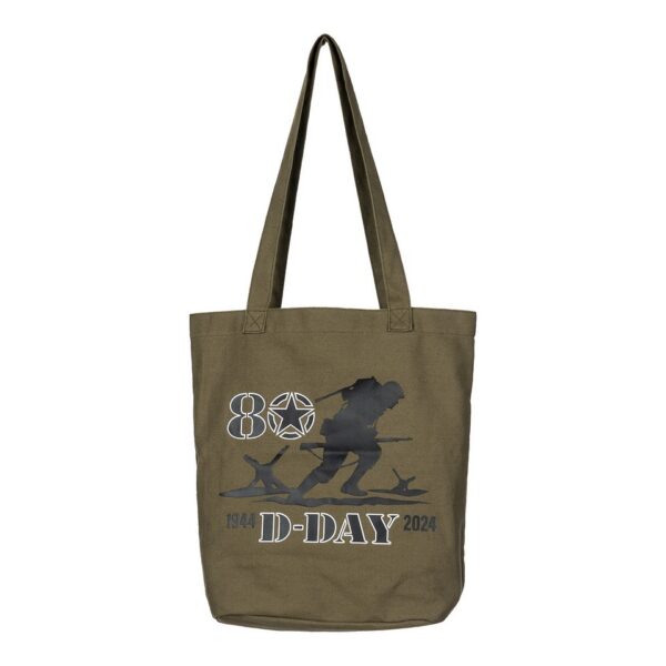 Canvas draagtas D Day 80 De Canvas Draagtas D-Day 80 is een veelzijdige tas, ideaal voor dagelijks gebruik. Met zijn lichtgewicht en opvouwbare ontwerp, en speciale WWII opdruk, is deze tas een eerbetoon aan 80 jaar D-Day.