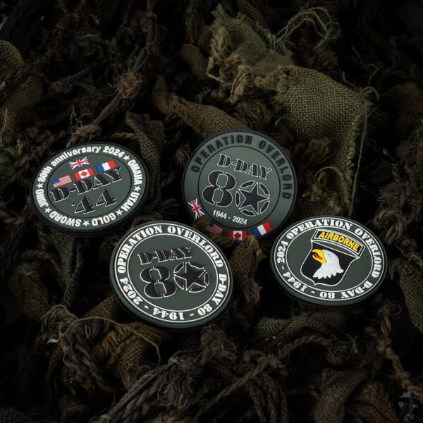 Embleem 3D PVC D Day 80 operation overlord 160581 Het Embleem 3D PVC D-Day 80 5 Beaches #15076 is een eerbetoon aan de historische D-Day-operatie. Met klittenband aan de achterzijde is dit embleem gemakkelijk te bevestigen op kleding, tassen en meer.