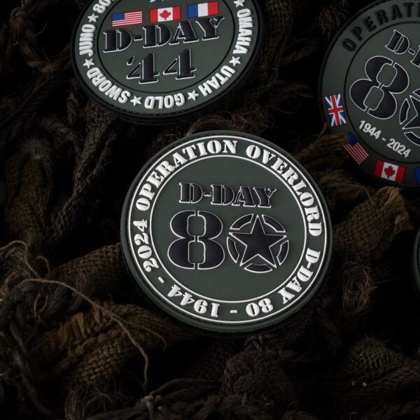 Embleem 3D PVC D Day 80 operation overlord 160582 Het Embleem 3D PVC D-Day 80 5 Beaches #15076 is een eerbetoon aan de historische D-Day-operatie. Met klittenband aan de achterzijde is dit embleem gemakkelijk te bevestigen op kleding, tassen en meer.