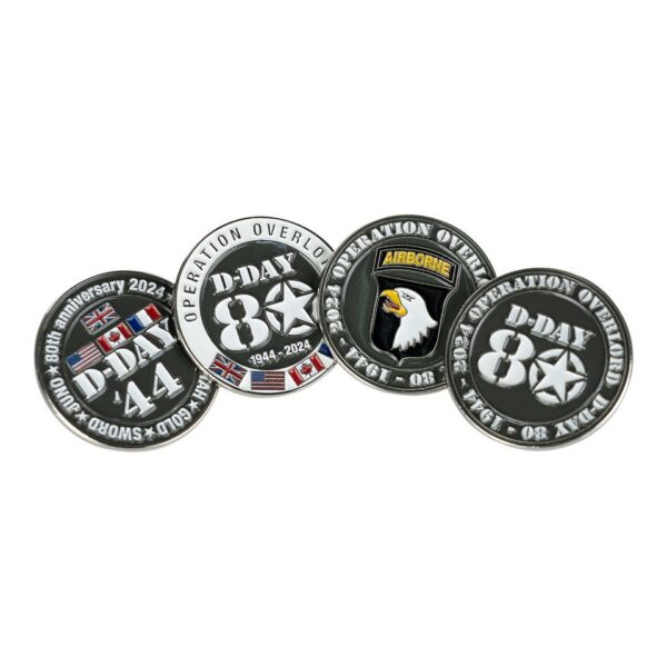 Embleem metaal D Day 80 pin 5 beaches 50743 Het Embleem Metaal D-Day 80 Pin 5 Beaches #5074 is een prachtige metalen pin, speciaal ontworpen ter herdenking van 80 jaar D-Day. Met zijn vlindersluiting is deze pin gemakkelijk te bevestigen op kleding, petten en tassen.