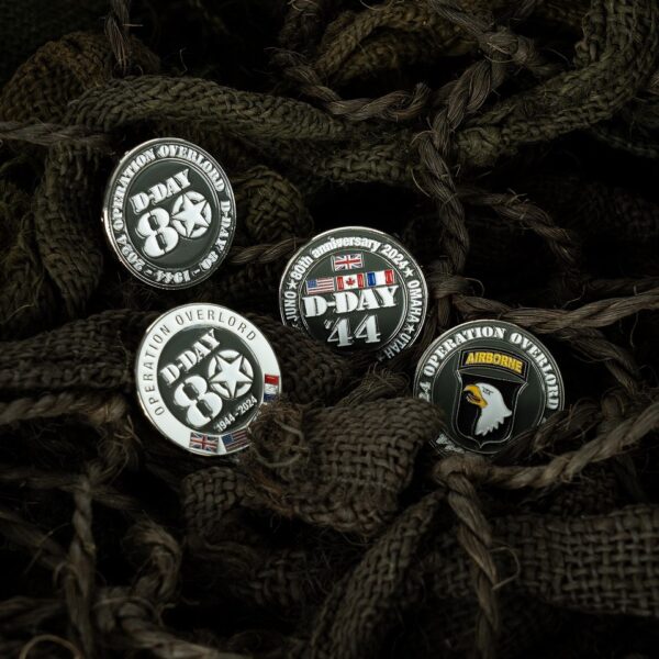 Embleem metaal D Day 80 pin 5 beaches 50745 Het Embleem Metaal D-Day 80 Pin 5 Beaches #5074 is een prachtige metalen pin, speciaal ontworpen ter herdenking van 80 jaar D-Day. Met zijn vlindersluiting is deze pin gemakkelijk te bevestigen op kleding, petten en tassen.
