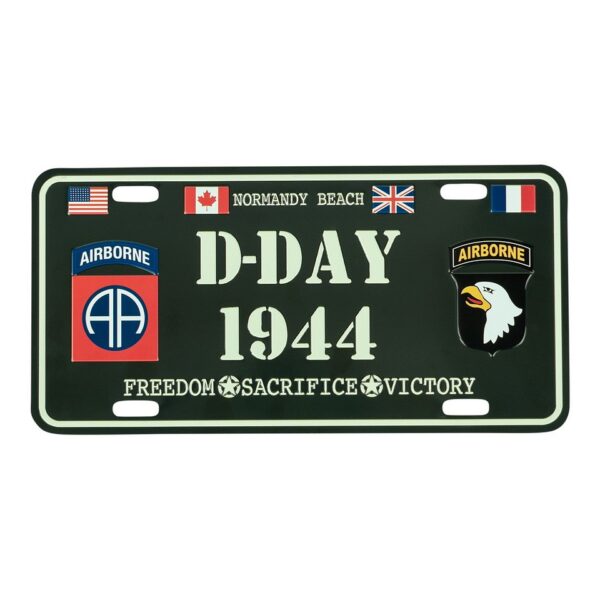Nummerplaat D Day Normandy Beach De Nummerplaat D-Day Normandy Beach is een indrukwekkend eerbetoon aan de heldhaftigheid en offers tijdens de historische D-Day-operatie. Met zijn versieringen van airborne emblemen, vlaggen en inspirerende woorden is deze nummerplaat een uniek stuk voor verzamelaars.