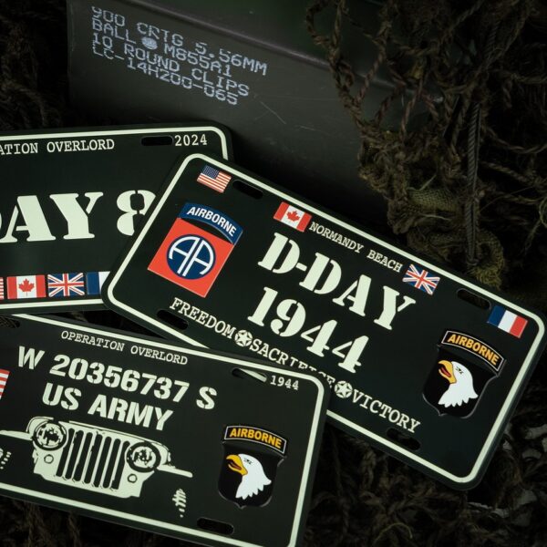 Nummerplaat D Day Normandy Beach1 De Nummerplaat D-Day Willys is doordrenkt met de geest van de D-Day-operatie en Operation Overlord, versierd met Amerikaanse vlaggen en Airborne emblemen. Een prachtige toevoeging aan elke muur voor diegenen die militaire geschiedenis koesteren.