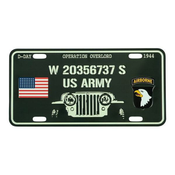 Nummerplaat D Day Willys De Nummerplaat D-Day Willys is doordrenkt met de geest van de D-Day-operatie en Operation Overlord, versierd met Amerikaanse vlaggen en Airborne emblemen. Een prachtige toevoeging aan elke muur voor diegenen die militaire geschiedenis koesteren.