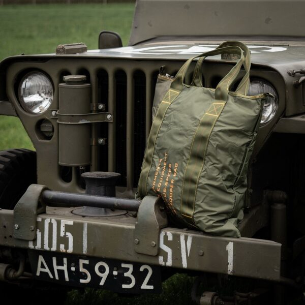 Packable paratrooper draagtas4 De packable paratrooper tote bag is de ideale metgezel voor elke reiziger. Gemaakt van waterdicht 210T nylon en voorzien van handige binnenzakken en een duurzame YKK rits, biedt deze tas ultieme bescherming en gemak in een compact ontwerp.