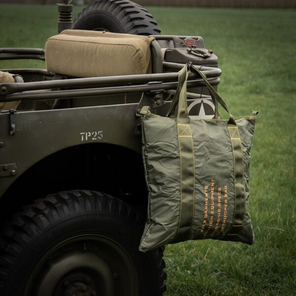 Packable paratrooper draagtas5 De packable paratrooper tote bag is de ideale metgezel voor elke reiziger. Gemaakt van waterdicht 210T nylon en voorzien van handige binnenzakken en een duurzame YKK rits, biedt deze tas ultieme bescherming en gemak in een compact ontwerp.