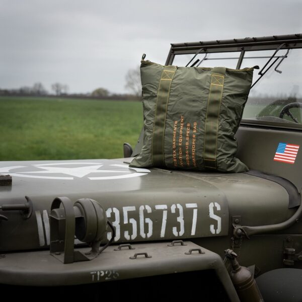 Packable paratrooper draagtas7 De packable paratrooper tote bag is de ideale metgezel voor elke reiziger. Gemaakt van waterdicht 210T nylon en voorzien van handige binnenzakken en een duurzame YKK rits, biedt deze tas ultieme bescherming en gemak in een compact ontwerp.