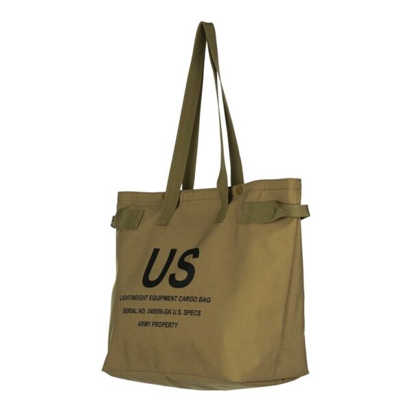 U.S. Equipment cargo tas1 De U.S. Equipment cargo tas is een veelzijdige metgezel voor dagelijks gebruik, compleet met een handig binnenvak met ritssluiting en een haakje voor extra functionaliteit. Gemaakt van duurzaam polyester, voor stijlvol gemak onderweg.