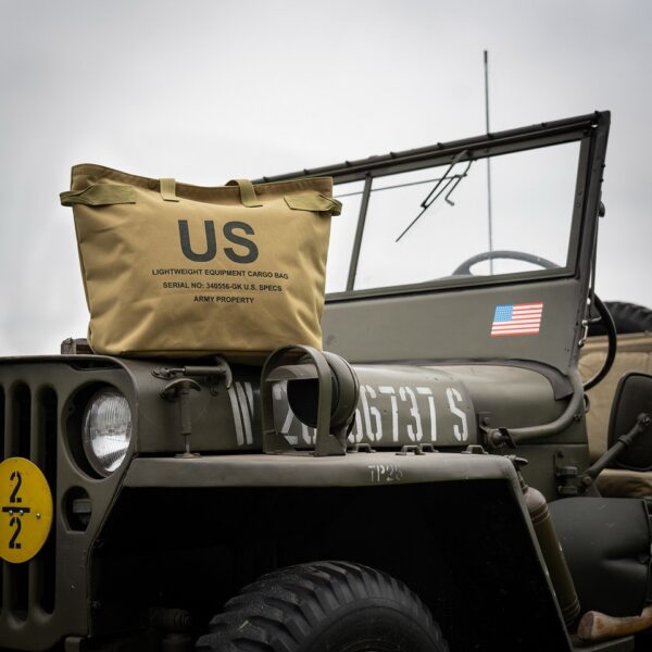 U.S. Equipment cargo tas2 De U.S. Equipment cargo tas is een veelzijdige metgezel voor dagelijks gebruik, compleet met een handig binnenvak met ritssluiting en een haakje voor extra functionaliteit. Gemaakt van duurzaam polyester, voor stijlvol gemak onderweg.