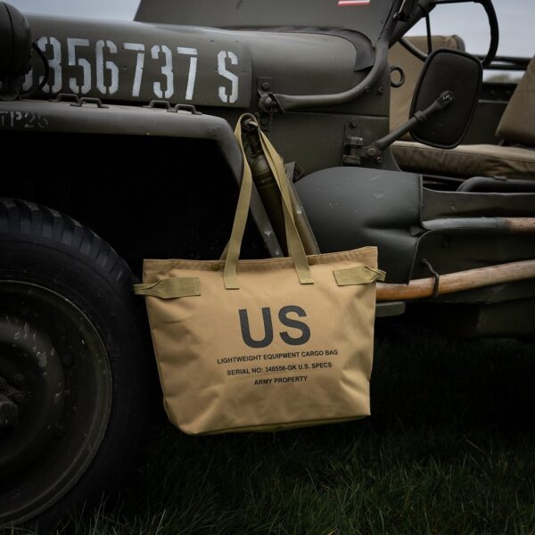 U.S. Equipment cargo tas4 De U.S. Equipment cargo tas is een veelzijdige metgezel voor dagelijks gebruik, compleet met een handig binnenvak met ritssluiting en een haakje voor extra functionaliteit. Gemaakt van duurzaam polyester, voor stijlvol gemak onderweg.