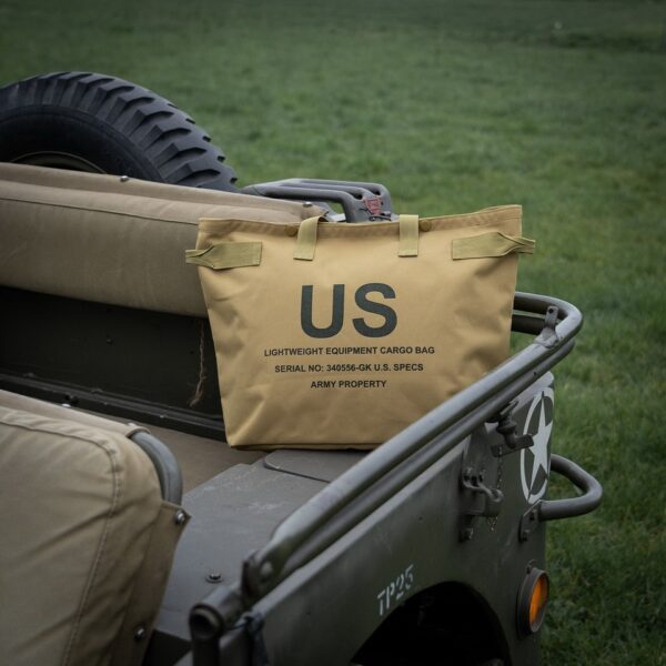 U.S. Equipment cargo tas6 De U.S. Equipment cargo tas is een veelzijdige metgezel voor dagelijks gebruik, compleet met een handig binnenvak met ritssluiting en een haakje voor extra functionaliteit. Gemaakt van duurzaam polyester, voor stijlvol gemak onderweg.