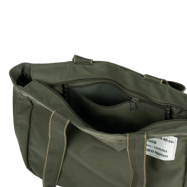 Uitbreidbare Aviator kit tas De uitbreidbare Aviator kit tas is de perfecte metgezel voor onderweg. Gemaakt van duurzaam nylon, met handige extra's zoals een binnenvak met ritssluiting en een bovenrits voor volledige sluiting, biedt deze tas ruimte en functionaliteit in een slank ontwerp.