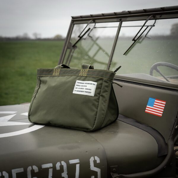 Uitbreidbare Aviator kit tas10 De uitbreidbare Aviator kit tas is de perfecte metgezel voor onderweg. Gemaakt van duurzaam nylon, met handige extra's zoals een binnenvak met ritssluiting en een bovenrits voor volledige sluiting, biedt deze tas ruimte en functionaliteit in een slank ontwerp.