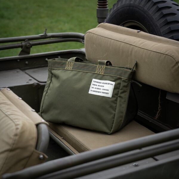 Uitbreidbare Aviator kit tas12 De uitbreidbare Aviator kit tas is de perfecte metgezel voor onderweg. Gemaakt van duurzaam nylon, met handige extra's zoals een binnenvak met ritssluiting en een bovenrits voor volledige sluiting, biedt deze tas ruimte en functionaliteit in een slank ontwerp.