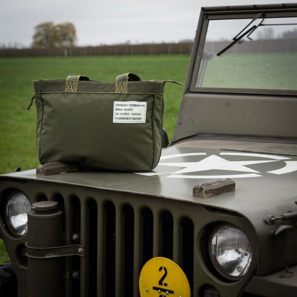 Uitbreidbare Aviator kit tas15 De uitbreidbare Aviator kit tas is de perfecte metgezel voor onderweg. Gemaakt van duurzaam nylon, met handige extra's zoals een binnenvak met ritssluiting en een bovenrits voor volledige sluiting, biedt deze tas ruimte en functionaliteit in een slank ontwerp.