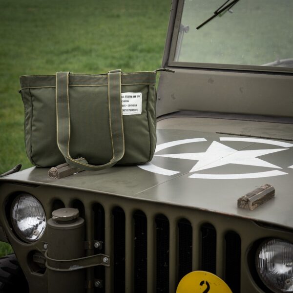 Uitbreidbare Aviator kit tas6 De uitbreidbare Aviator kit tas is de perfecte metgezel voor onderweg. Gemaakt van duurzaam nylon, met handige extra's zoals een binnenvak met ritssluiting en een bovenrits voor volledige sluiting, biedt deze tas ruimte en functionaliteit in een slank ontwerp.