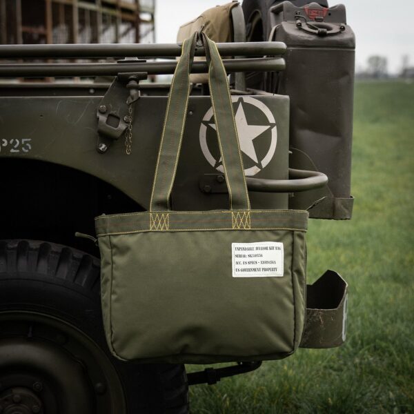 Uitbreidbare Aviator kit tas7 De uitbreidbare Aviator kit tas is de perfecte metgezel voor onderweg. Gemaakt van duurzaam nylon, met handige extra's zoals een binnenvak met ritssluiting en een bovenrits voor volledige sluiting, biedt deze tas ruimte en functionaliteit in een slank ontwerp.