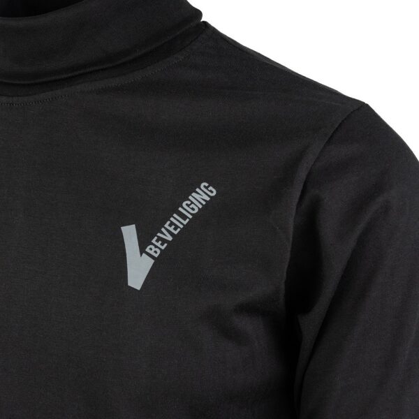 T shirt beveiliging V logo lange mouw1 Het Longsleeve Beveiligingsshirt biedt comfort en bescherming voor beveiligingspersoneel in alle weersomstandigheden. Gemaakt van duurzaam 100% katoen/elastaan en getest onder extreme omstandigheden, garandeert dit shirt optimale warmte en bescherming tegen de kou. Met een creatief V-logo op de borst en het woord 'security' op de rug gedrukt, combineert dit shirt stijl en functionaliteit voor een professionele uitstraling.