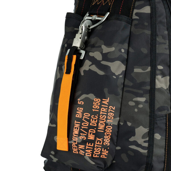 359500 64 035 De Parachute Tas 5 / Rugtas Groot in Night Camo is een veelzijdige en robuuste tas, ideaal voor avontuurlijke uitstapjes en dagelijks gebruik. Gemaakt van 100% nylon, biedt deze tas duurzaamheid en functionaliteit. Het unieke ontwerp omvat een echte parachutesluiting als decoratief element, wat bijdraagt aan de stoere uitstraling van de tas. De comfortabele, verstelbare draagstraps zorgen voor een perfecte pasvorm, terwijl de diverse parabag materialen de tas een authentieke look geven. &nbsp;