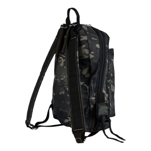 359500 64 03w De Parachute Tas 5 / Rugtas Groot in Night Camo is een veelzijdige en robuuste tas, ideaal voor avontuurlijke uitstapjes en dagelijks gebruik. Gemaakt van 100% nylon, biedt deze tas duurzaamheid en functionaliteit. Het unieke ontwerp omvat een echte parachutesluiting als decoratief element, wat bijdraagt aan de stoere uitstraling van de tas. De comfortabele, verstelbare draagstraps zorgen voor een perfecte pasvorm, terwijl de diverse parabag materialen de tas een authentieke look geven. &nbsp;