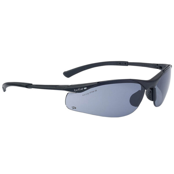 Bolle Contour bril smoke PSSCONT443B 61 De Bollé Contour bril smoke (PSSCONT443B) biedt ultieme bescherming en stijl in één ongelooflijk lichtgewicht ontwerp van slechts 21 gram. Deze bril is ideaal voor dagelijks gebruik als zonne- en veiligheidsbril. Met een wikkelrond montuur en antislip functies biedt de Contour bril zowel comfort als zekerheid. Wordt geleverd met een microvezel zakje voor gemakkelijke opslag en bescherming.