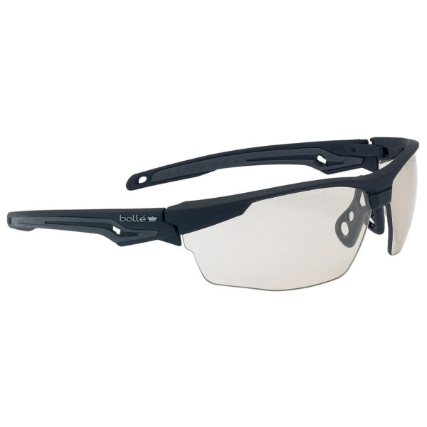 Bolle Tryon bril copper PSSTRYOC13B 64 De Bollé Tryon bril copper (PSSTRYOC13B) biedt een perfecte pasvorm en combineert sportieve stijl met geavanceerde technologieën. De co-geïnjecteerde poten en FLEX 160º-technologie zorgen voor een verstelbare en non-slip neusbrug, terwijl de enkelvoudige lens een panoramisch gezichtsveld biedt. Deze bril is uitgerust met een platinum coating voor antikras- en anticondens-eigenschappen, wat bijdraagt aan maximale duurzaamheid en comfort, zelfs in veeleisende omstandigheden.