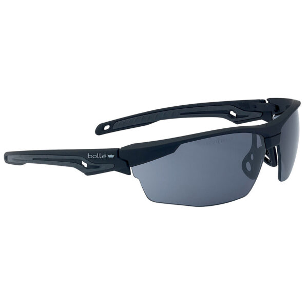 Bolle Tryon bril smoke PSSTRYO443B 63 De Bollé Tryon bril smoke (PSSTRYO443B) combineert stijl, innovatie en volledige bescherming in één. Deze bril is perfect aansluitend en sportief, met co-geïnjecteerde poten en uitgerust met FLEX 160º-technologie voor maximale flexibiliteit. De verstelbare en non-slip neusbrug zorgt voor ultiem comfort, terwijl de platinum coating extra duurzaamheid biedt. De enkelvoudige lens en het wikkel-around ontwerp zorgen voor een panoramisch gezichtsveld.