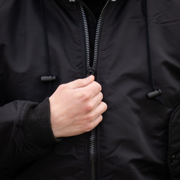 MA 1 hooded bomber jack12 Maak kennis met ons stijlvolle en authentieke MA-1 hooded bomber jack. Dit veelzijdige jack is ontworpen om zowel comfort als duurzaamheid te bieden, dankzij het gebruik van hoogwaardige materialen. De buitenstof is gemaakt van 100% nylon, de voeringstof van 100% polyester, en de stof van de hoodie is 100% katoen. Dit jack is perfect voor elk seizoen en elke gelegenheid, en combineert moeiteloos mode en functionaliteit.