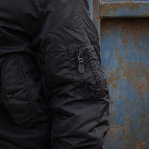 MA 1 hooded bomber jack9 Maak kennis met ons stijlvolle en authentieke MA-1 hooded bomber jack. Dit veelzijdige jack is ontworpen om zowel comfort als duurzaamheid te bieden, dankzij het gebruik van hoogwaardige materialen. De buitenstof is gemaakt van 100% nylon, de voeringstof van 100% polyester, en de stof van de hoodie is 100% katoen. Dit jack is perfect voor elk seizoen en elke gelegenheid, en combineert moeiteloos mode en functionaliteit.
