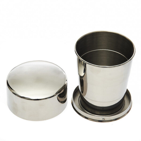 Opvouwbare beker RVS klein De opvouwbare beker van 100% roestvrij staal (RVS) is een praktische en duurzame oplossing voor onderweg. Met een inhoud van 50 ml is deze beker ideaal voor kamperen, reizen, en andere outdooractiviteiten. Het compacte ontwerp zorgt ervoor dat je de beker gemakkelijk kunt opvouwen en meenemen, zonder veel ruimte in te nemen in je bagage. De stevige RVS-constructie garandeert langdurig gebruik en is bestand tegen de elementen, waardoor het een betrouwbare metgezel is voor al je avonturen.