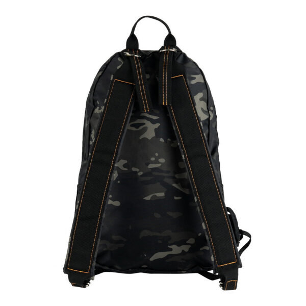 Parachute tas 5 rugtas groot night camo1 De Parachute Tas 5 / Rugtas Groot in Night Camo is een veelzijdige en robuuste tas, ideaal voor avontuurlijke uitstapjes en dagelijks gebruik. Gemaakt van 100% nylon, biedt deze tas duurzaamheid en functionaliteit. Het unieke ontwerp omvat een echte parachutesluiting als decoratief element, wat bijdraagt aan de stoere uitstraling van de tas. De comfortabele, verstelbare draagstraps zorgen voor een perfecte pasvorm, terwijl de diverse parabag materialen de tas een authentieke look geven. &nbsp;
