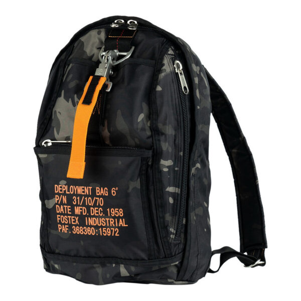 Parachute tas 6 rugtas klein night camo De Parachute Tas 6 / Rugtas Klein in Night Camo is een compacte en robuuste tas, ideaal voor avontuurlijke uitstapjes en dagelijks gebruik. Gemaakt van 100% nylon, biedt deze tas duurzaamheid en functionaliteit. Het unieke ontwerp bevat een echte parachutesluiting als decoratief element, wat bijdraagt aan de stoere uitstraling van de tas. De comfortabele, verstelbare draagstraps zorgen voor een perfecte pasvorm, terwijl de diverse parabag materialen de tas een authentieke look geven. &nbsp;