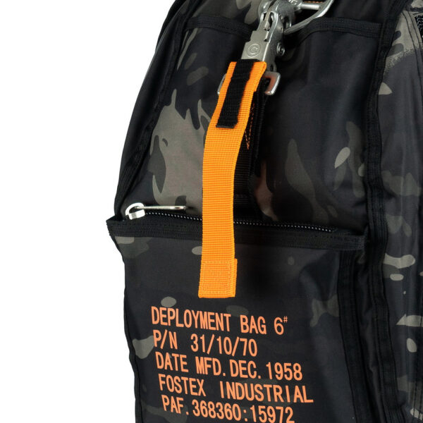 Parachute tas 6 rugtas klein night camo3 De Parachute Tas 6 / Rugtas Klein in Night Camo is een compacte en robuuste tas, ideaal voor avontuurlijke uitstapjes en dagelijks gebruik. Gemaakt van 100% nylon, biedt deze tas duurzaamheid en functionaliteit. Het unieke ontwerp bevat een echte parachutesluiting als decoratief element, wat bijdraagt aan de stoere uitstraling van de tas. De comfortabele, verstelbare draagstraps zorgen voor een perfecte pasvorm, terwijl de diverse parabag materialen de tas een authentieke look geven. &nbsp;