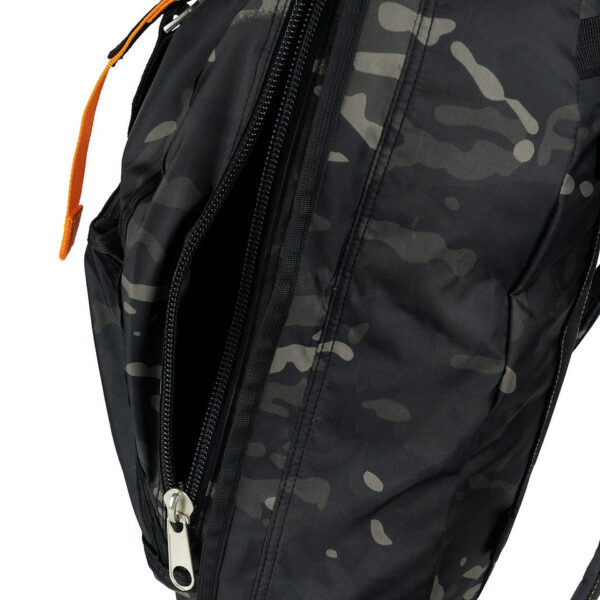 Parachute tas 6 rugtas klein night camo4 De Parachute Tas 6 / Rugtas Klein in Night Camo is een compacte en robuuste tas, ideaal voor avontuurlijke uitstapjes en dagelijks gebruik. Gemaakt van 100% nylon, biedt deze tas duurzaamheid en functionaliteit. Het unieke ontwerp bevat een echte parachutesluiting als decoratief element, wat bijdraagt aan de stoere uitstraling van de tas. De comfortabele, verstelbare draagstraps zorgen voor een perfecte pasvorm, terwijl de diverse parabag materialen de tas een authentieke look geven. &nbsp;