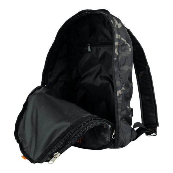 Parachute tas 6 rugtas klein night camo5 De Parachute Tas 6 / Rugtas Klein in Night Camo is een compacte en robuuste tas, ideaal voor avontuurlijke uitstapjes en dagelijks gebruik. Gemaakt van 100% nylon, biedt deze tas duurzaamheid en functionaliteit. Het unieke ontwerp bevat een echte parachutesluiting als decoratief element, wat bijdraagt aan de stoere uitstraling van de tas. De comfortabele, verstelbare draagstraps zorgen voor een perfecte pasvorm, terwijl de diverse parabag materialen de tas een authentieke look geven. &nbsp;
