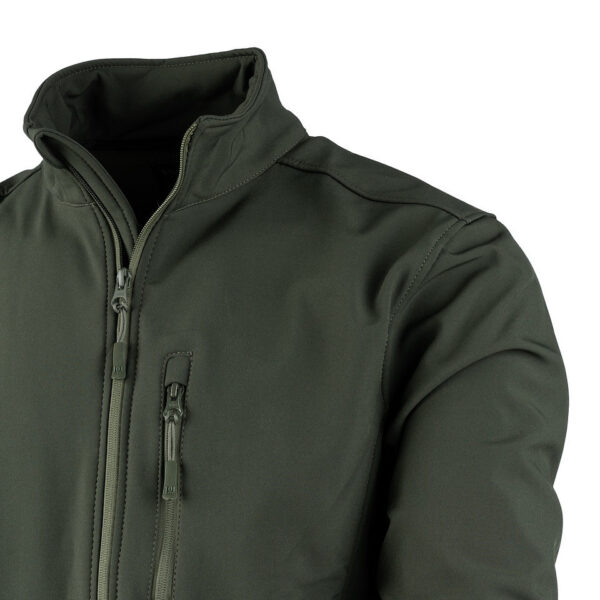 Softshell jack Outdoor4 De Softshell Jack Outdoor is de ideale jas voor diverse outdoor activiteiten zoals wandelen, vissen, survival of gewoon tijdens je vrije tijd. Deze jas is gemaakt van waterbestendig materiaal, wat ervoor zorgt dat je droog blijft in natte omstandigheden. Het ontwerp is speciaal gericht op het behouden van lichaamswarmte terwijl het vocht afvoert, waardoor je comfortabel blijft, ongeacht het weer. De jas is voorzien van een handige borstzak met ritssluiting voor het veilig opbergen van kleine benodigdheden.