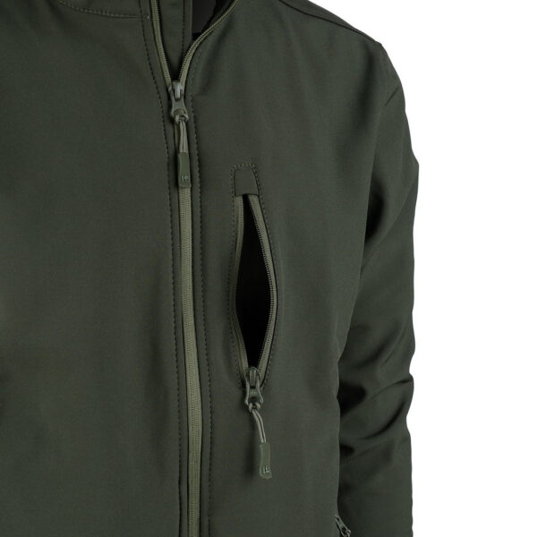 Softshell jack Outdoor5 De Softshell Jack Outdoor is de ideale jas voor diverse outdoor activiteiten zoals wandelen, vissen, survival of gewoon tijdens je vrije tijd. Deze jas is gemaakt van waterbestendig materiaal, wat ervoor zorgt dat je droog blijft in natte omstandigheden. Het ontwerp is speciaal gericht op het behouden van lichaamswarmte terwijl het vocht afvoert, waardoor je comfortabel blijft, ongeacht het weer. De jas is voorzien van een handige borstzak met ritssluiting voor het veilig opbergen van kleine benodigdheden.