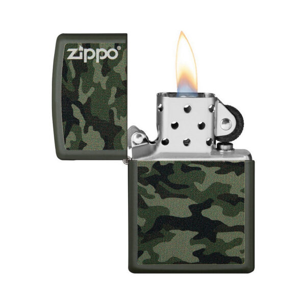 Zippo camo2 De originele Zippo camo aansteker is een must-have voor outdoorliefhebbers en verzamelaars. Met zijn iconische camouflagepatroon biedt deze aansteker niet alleen een stoer uiterlijk, maar ook de betrouwbare en duurzame kwaliteit die je van Zippo gewend bent. Ideaal voor kamperen, wandelen, en andere buitenactiviteiten. De windbestendige vlam zorgt ervoor dat je onder alle weersomstandigheden een vuurtje kunt maken, en de herbruikbare ontwerp maakt het een milieuvriendelijke keuze. &nbsp;