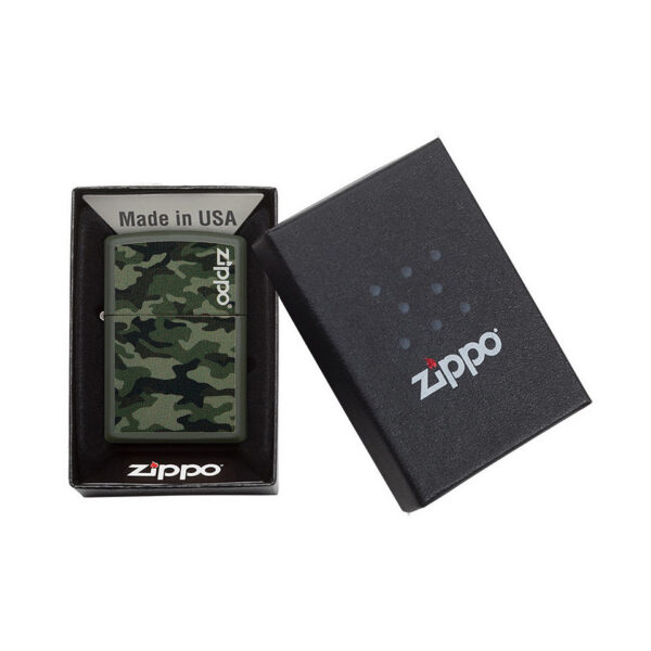 Zippo camo4 De originele Zippo camo aansteker is een must-have voor outdoorliefhebbers en verzamelaars. Met zijn iconische camouflagepatroon biedt deze aansteker niet alleen een stoer uiterlijk, maar ook de betrouwbare en duurzame kwaliteit die je van Zippo gewend bent. Ideaal voor kamperen, wandelen, en andere buitenactiviteiten. De windbestendige vlam zorgt ervoor dat je onder alle weersomstandigheden een vuurtje kunt maken, en de herbruikbare ontwerp maakt het een milieuvriendelijke keuze. &nbsp;