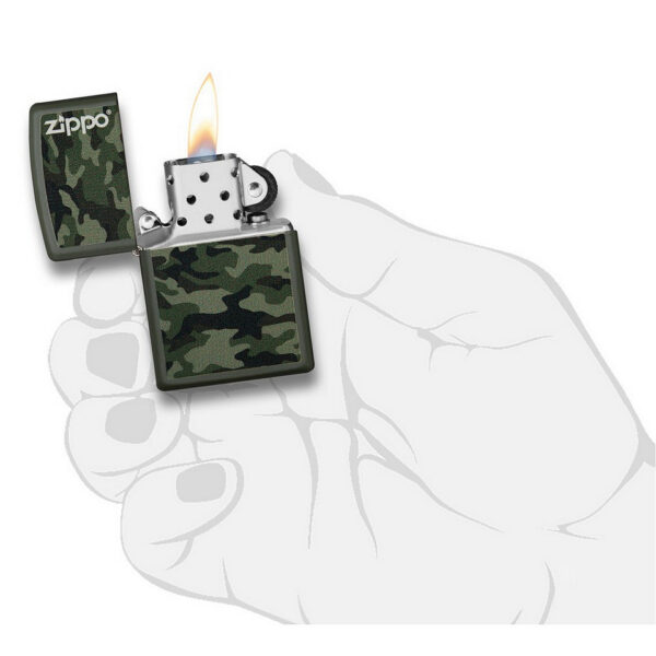 Zippo camo5 De originele Zippo camo aansteker is een must-have voor outdoorliefhebbers en verzamelaars. Met zijn iconische camouflagepatroon biedt deze aansteker niet alleen een stoer uiterlijk, maar ook de betrouwbare en duurzame kwaliteit die je van Zippo gewend bent. Ideaal voor kamperen, wandelen, en andere buitenactiviteiten. De windbestendige vlam zorgt ervoor dat je onder alle weersomstandigheden een vuurtje kunt maken, en de herbruikbare ontwerp maakt het een milieuvriendelijke keuze. &nbsp;