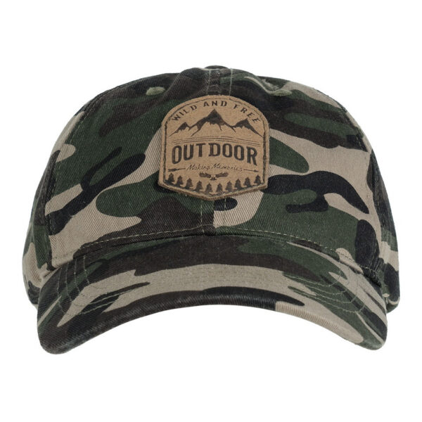 Baseball Cap stonewashed Outdoor1 Maak kennis met de stonewashed Outdoor baseball cap, een perfecte keuze voor iedereen die houdt van avontuur en een stoere stijl. Deze pet heeft een vintage look dankzij het stonewashed ontwerp en is voorzien van een opvallend embleem met de woorden 'Wild and Free' en 'Outdoor' op de voorkant. Gemaakt van duurzame en ademende materialen, biedt deze cap comfort en een lange levensduur, zelfs bij intensief gebruik. De verstelbare sluiting zorgt voor een ideale pasvorm, terwijl het tijdloze ontwerp ervoor zorgt dat de pet bij elke outfit past, zowel tijdens outdoor activiteiten als casual uitstapjes.