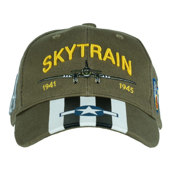 Baseball cap C 47 Skytrain1 Maak kennis met de baseball cap C-47 Skytrain, een pet die zowel stijl als geschiedenis combineert. Deze pet is ontworpen met oog voor detail en beschikt over diverse bedrukkingen die de legendarische C-47 Skytrain eren. Met het prominente Skytrain-logo op de voorkant en andere unieke details, is deze pet een must-have voor luchtvaartliefhebbers en verzamelaars. Gemaakt van hoogwaardige materialen, biedt de C-47 Skytrain pet niet alleen een stijlvol uiterlijk maar ook comfort en duurzaamheid. De verstelbare sluiting zorgt voor een perfecte pasvorm, terwijl de ademende stof zorgt voor een aangename draagervaring, zelfs op warme dagen.