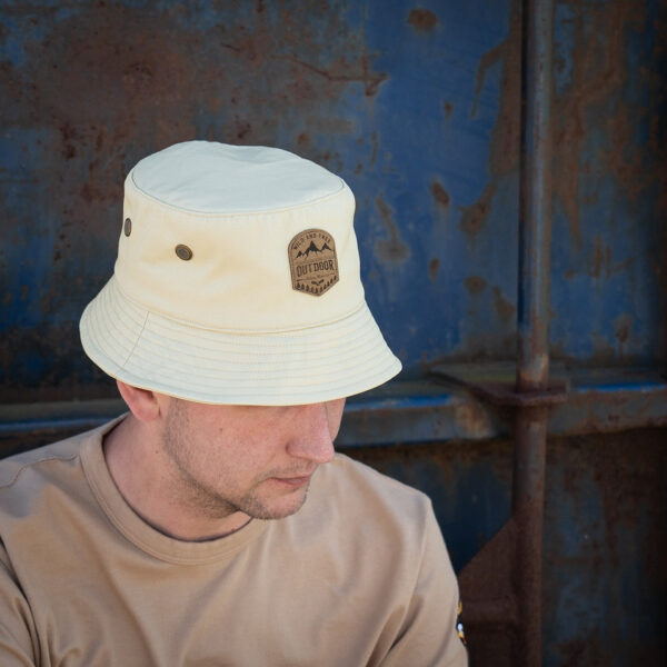 Bucket hat6 Maak kennis met onze lichtgewicht bucket hat, de perfecte metgezel voor elke buitenactiviteit. Gemaakt van 100% katoen, combineert deze hoed duurzaamheid met comfort. Het strakke design en de ventilatie-openingen zorgen voor een stijlvol en ademend hoofddeksel dat je hoofd effectief beschermt tegen de zon. Deze bucket hat is ideaal voor zowel ontspannende wandelingen als avontuurlijke ontdekkingstochten. Het lichte materiaal en het praktische ontwerp maken het een onmisbare accessoire voor iedereen die graag tijd buiten doorbrengt.