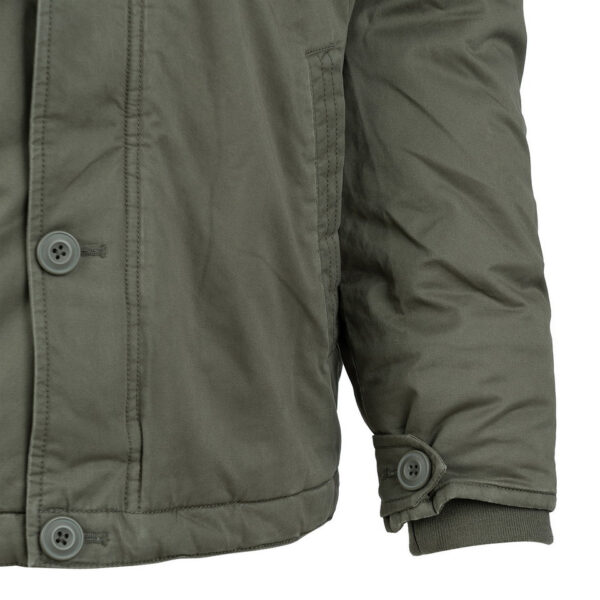 Commander Army Parka10 De Fostex Commander Army Parka combineert tijdloze stijl met moderne functionaliteit. Gemaakt van 100% katoen met een gewassen look, biedt deze mid-length parka ultiem comfort en warmte tijdens de koudere maanden. Met zorgvuldig ontworpen details zoals brushed look SAB® ritsen, een bomber-pocket op de mouw en fijn geweven labels, is deze jas zowel stijlvol als praktisch. De parka is ontworpen voor zowel outdoor-activiteiten als casual wear, en biedt een perfecte balans tussen bescherming tegen de elementen en een trendy, militaire look. De gevoerde capuchon en fleecevoering in de steekzakken zorgen voor extra warmte, terwijl de diverse zakken met ritsen en drukknoopsluitingen volop opbergruimte bieden. <div><a title="Maattabel" href="https://dump.dev.newagents.nl/wp-content/uploads/2024/08/Commander-Army-Parka-maattabel.png" target="_blank" rel="noopener"><button><span style="color: #ef471f; font-size: medium;"><strong>Maattabel</strong></span></button></a></div> <div></div>