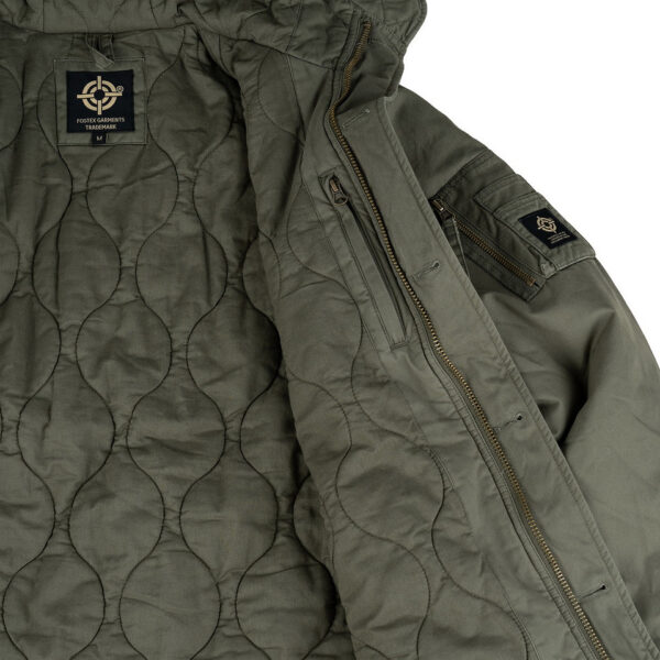 Commander Army Parka11 De Fostex Commander Army Parka combineert tijdloze stijl met moderne functionaliteit. Gemaakt van 100% katoen met een gewassen look, biedt deze mid-length parka ultiem comfort en warmte tijdens de koudere maanden. Met zorgvuldig ontworpen details zoals brushed look SAB® ritsen, een bomber-pocket op de mouw en fijn geweven labels, is deze jas zowel stijlvol als praktisch. De parka is ontworpen voor zowel outdoor-activiteiten als casual wear, en biedt een perfecte balans tussen bescherming tegen de elementen en een trendy, militaire look. De gevoerde capuchon en fleecevoering in de steekzakken zorgen voor extra warmte, terwijl de diverse zakken met ritsen en drukknoopsluitingen volop opbergruimte bieden. <div><a title="Maattabel" href="https://dump.dev.newagents.nl/wp-content/uploads/2024/08/Commander-Army-Parka-maattabel.png" target="_blank" rel="noopener"><button><span style="color: #ef471f; font-size: medium;"><strong>Maattabel</strong></span></button></a></div> <div></div>
